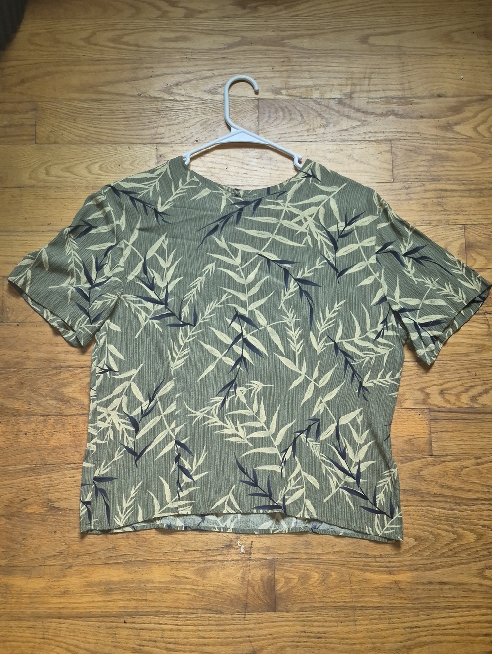 Jones New York Size 12 Olive Green Short Sleeve Leaf Print Top
